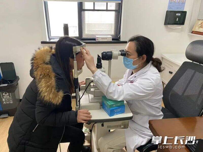 眼科医生为患者进行眼部检查。  长沙晚报通讯员 李敏 李婵 供图
