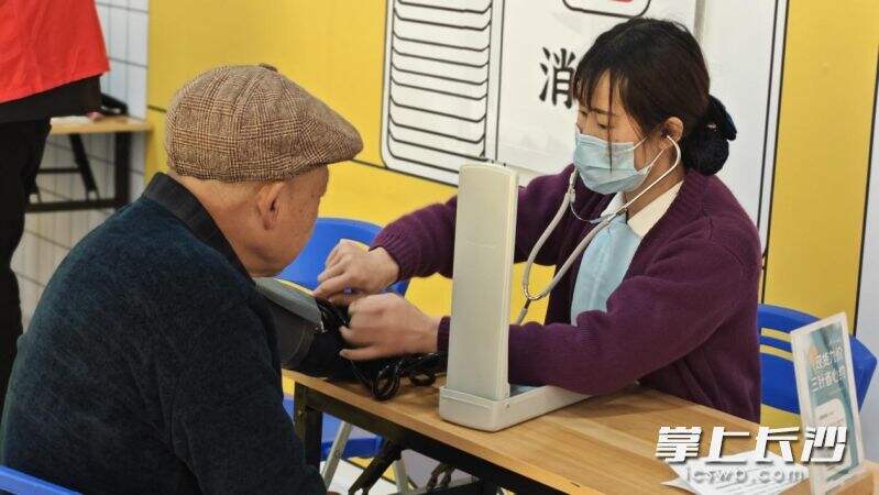 爱心义诊青年志愿服务队为市民群众免费测量血压。