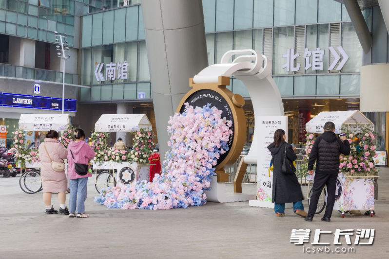北辰三角洲大悦城商场门口设置了拍照打卡装置。