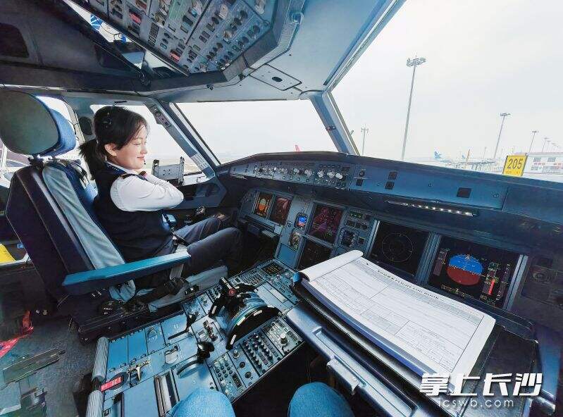 通过努力，彭瑶从乘务员变成飞行员，迄今为止已安全飞行超过3000小时。  长沙晚报通讯员 章帝 摄（其余图片均为湖南航空提供）