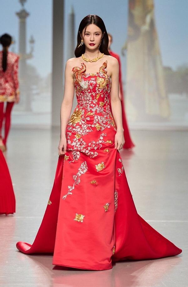 中法建交60年之际，迪阿股份携手华裔设计师VIVIENNE TAM首推当代中国婚嫁系列