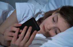 低头玩手机等于头顶50斤 可能导致颈椎病等疾病