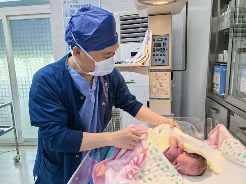 当新生宝宝发出第一声响亮啼哭，湖南省人民医院马王堆院区手术室里响起《生日快乐》歌。长沙晚报通讯员 傅玉 龚虹 供图