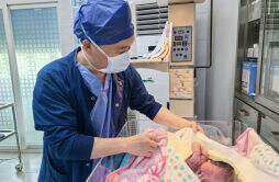 暖心！当宝宝发出第一声啼哭，手术室里响起《生日快乐》歌……