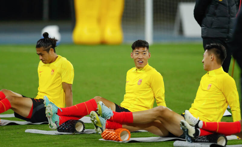 中国男足队员张玉宁、朱辰杰、蒋圣龙（从左至右）在训练中。新华社发（吴志钊摄）