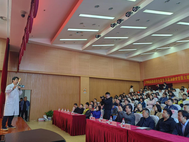 湖南省科技馆带来用火安全科普实验《火元素》。