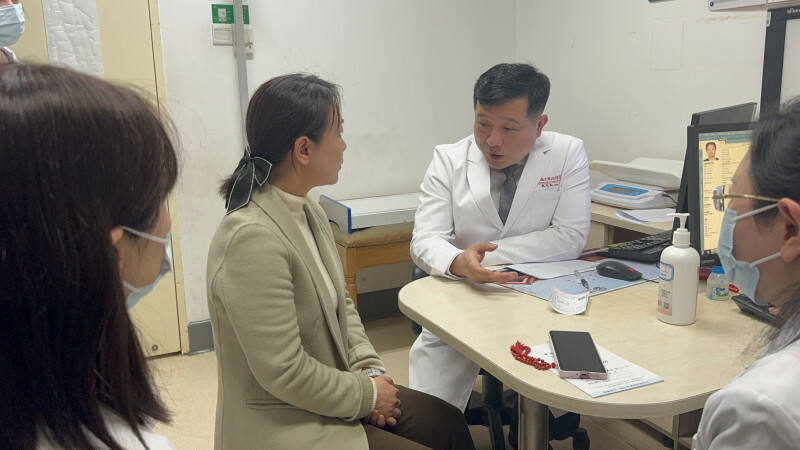 湘雅医院抗衰老MDT专家、心内科莫龙教授（右二）正和团队专家一起看诊。