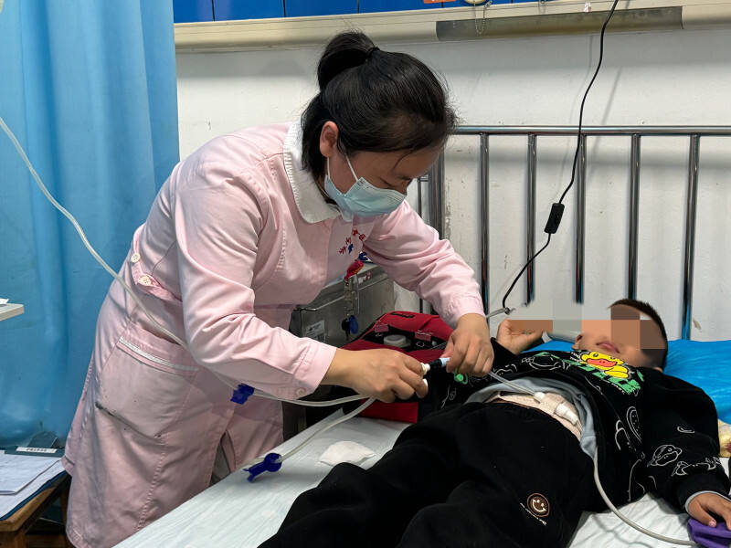 6岁半的涛涛在湖南省儿童医院进行治疗。