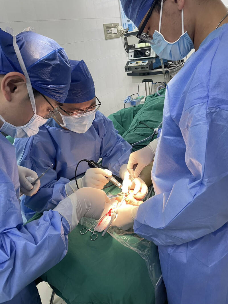 湖南省人民医院手足显微外科团队为欧先生进行手术。均为长沙晚报通讯员 王元元  马金波 供图