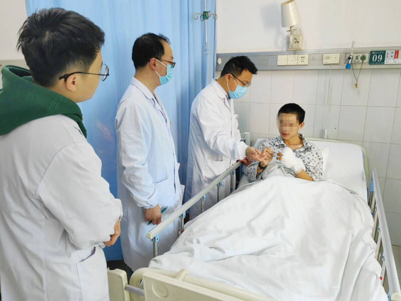 湖南省人民医院手足显微外科陈建民及团队查看欧先生的恢复情况。
