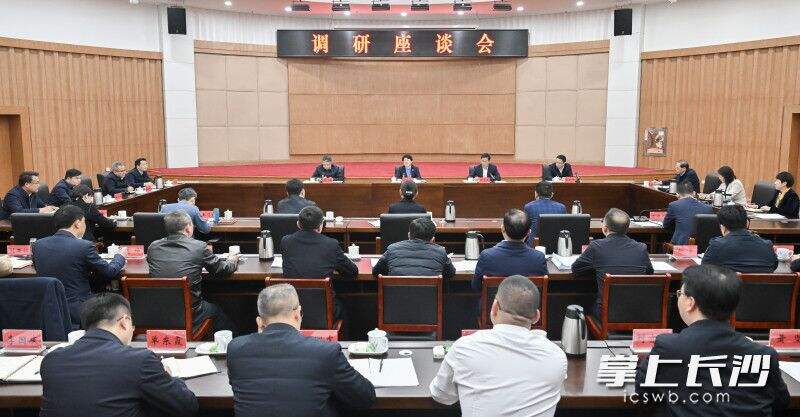 调研中，吴桂英主持召开座谈会。