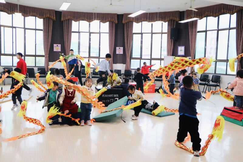 桥驿镇童心幼儿园的孩子在舞“彩带龙”。