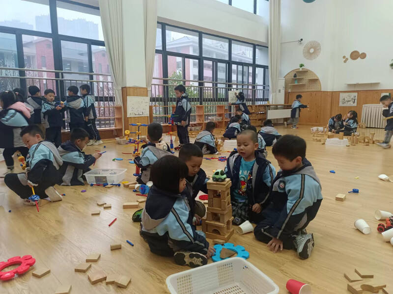 万润滨江幼儿园的孩子们正在玩搭建游戏。均为长沙晚报全媒体记者 陈良 通讯员 陈姣 摄影报道