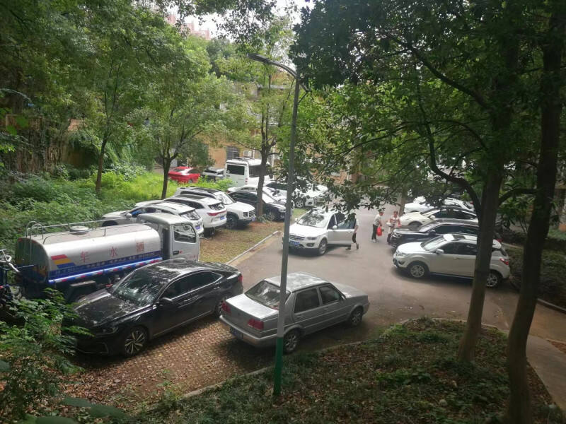 湘林小区停车坪提质改造前，车辆停放拥挤， 道路被占。