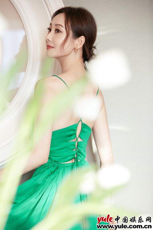 李纯绿色修身礼服造型释出 网友：把春天穿在身上了