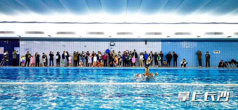 长沙市花样游泳队在乐运魔方进行表演展示。均为市花游队供图