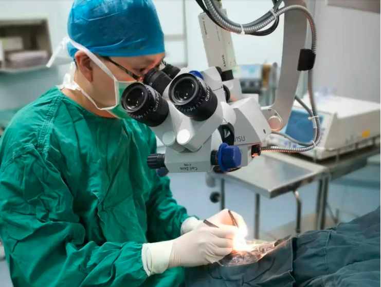长沙市第四医院眼科邓里副主任医师为患者实施“左眼白内障超声乳化+人工晶体植入术”。长沙晚报通讯员 邵利辉 供图