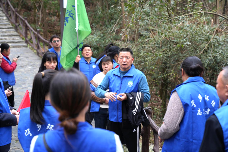 宁乡市林小青实践中心组织人员进行巡林护绿，并向市民群众开展野生动物保护宣传。