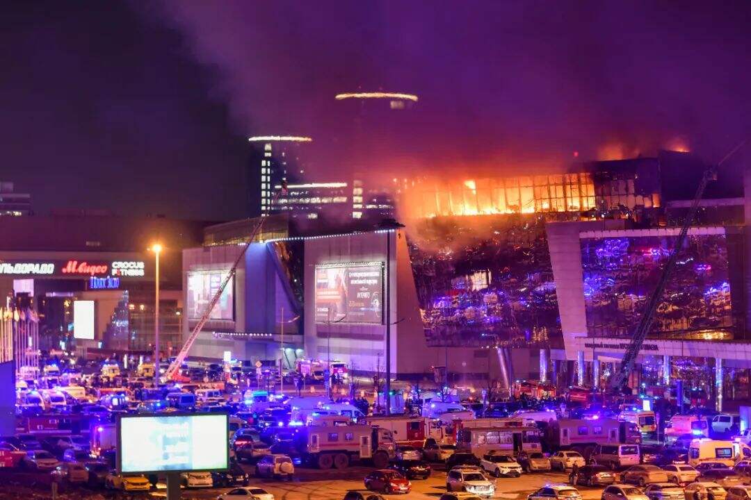 　　3月22日，俄罗斯莫斯科近郊克拉斯诺戈尔斯克市一音乐厅发生枪击事件后引发火灾。新华社记者 曹阳 摄