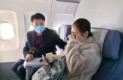 飞机上乘客突发疾病，长沙医生紧急救助