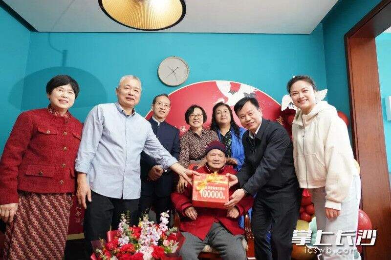 3月23日，湖南师大附中退休教师李允恭（一排左三）在他的百岁生日这天向学校捐赠了10万元用于支持学校的教育工作。学校供图