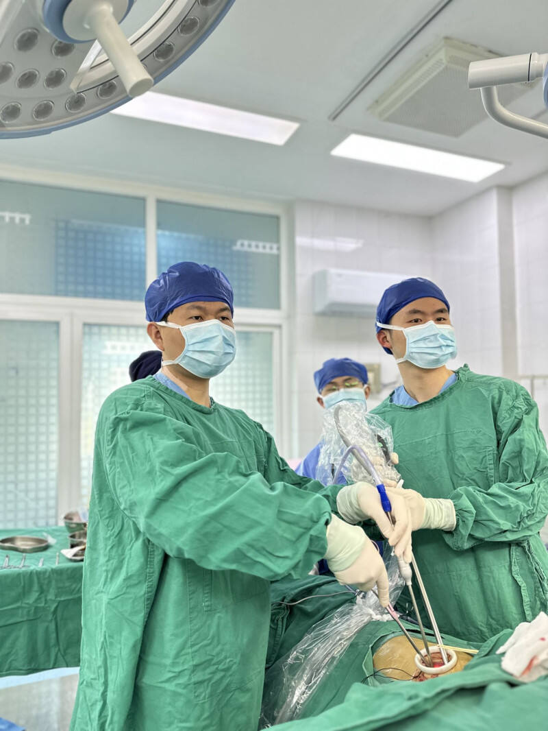 湖南省人民医院胸外二病区手术团队为段女士成功手术切除巨大肺大泡。均为长沙晚报通讯员 陈辉国 吴靖 供图