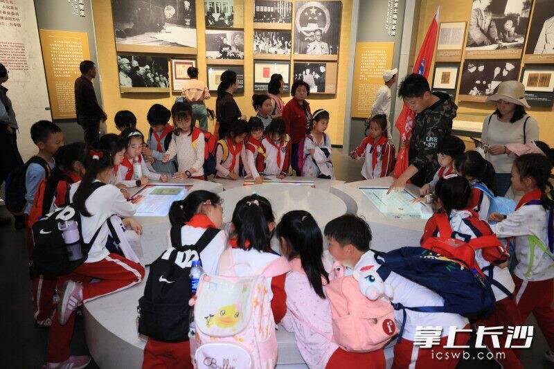 学生仔细学习刘少奇爷爷的故事。