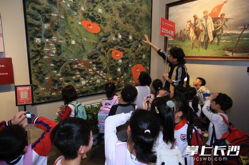 近日，长沙碧桂园学校二年级师生一起走进伟人刘少奇故里宁乡花明楼，了解他一生伟大传奇的故事。均为学校供图