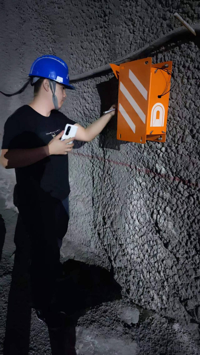 联智监测技术人员正在检测Eagle隧道安全监测系统。 图片均由受访者吴拥生提供