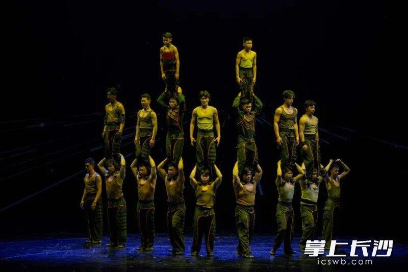 《青春还有另外一个名字》在四川大剧院上演。均为湖南省杂技艺术剧院供图