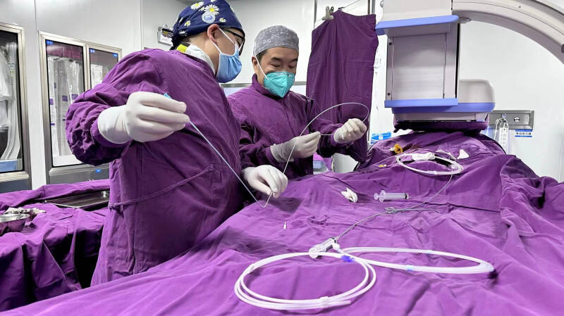 湖南省胸科医院介入中心副主任医师雷胜（右）手术团队成员在为患者做术前准备。均为医院供图