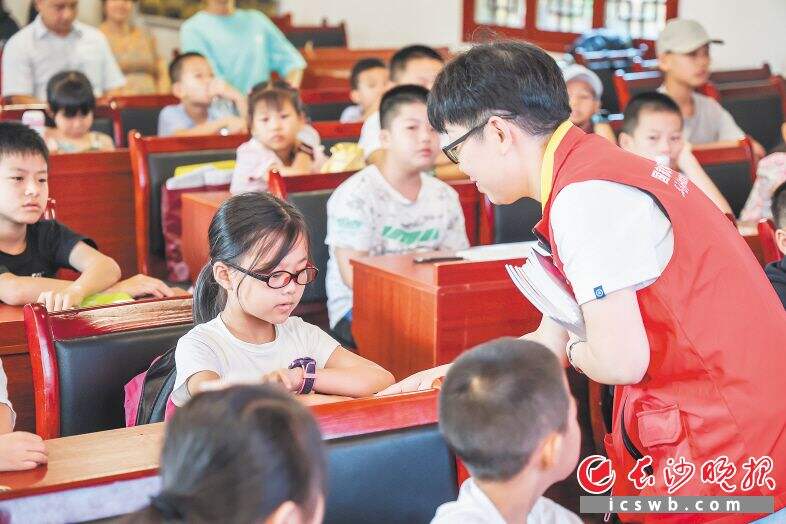 开慧镇飘峰山村“大学带小学”夏令营，为全国首创。