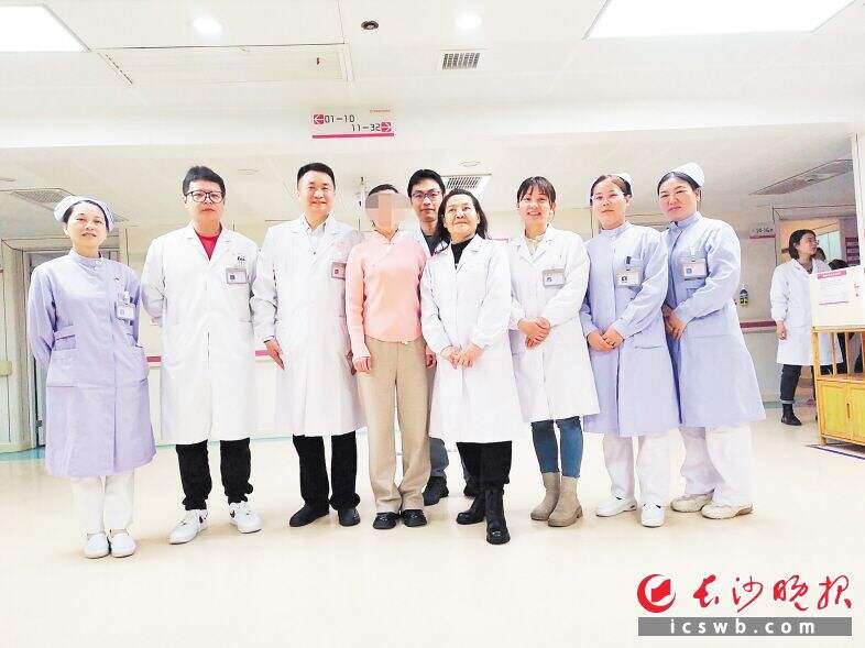 在湖南省妇幼保健院乳甲外科做了甲状腺癌根治术后，康复出院的患者与甲状腺外科团队合影。蒋进英 供图