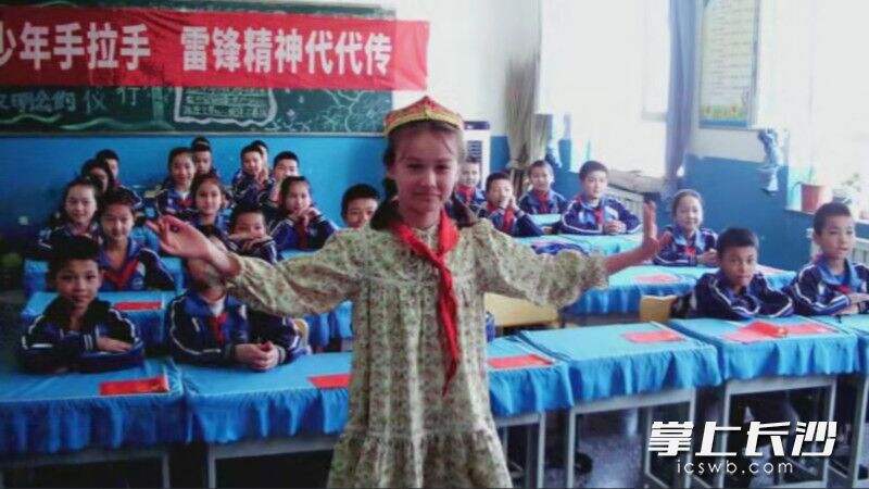 古城小学学生表演新疆舞。