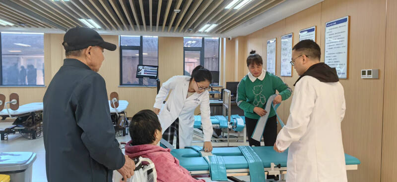 长沙华程康复医院的医务人员正在为患者做康复训练前的准备。