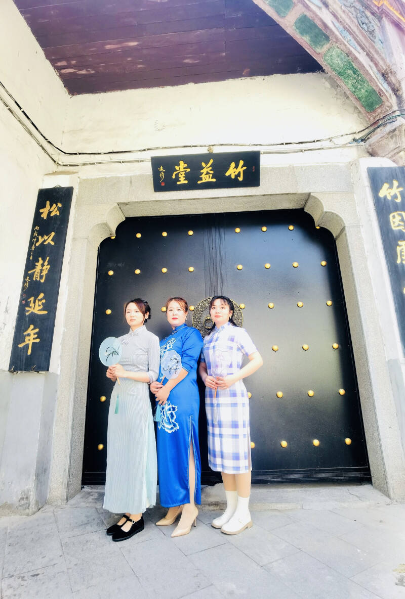 市民旗袍国潮游览文昌阁老公馆。