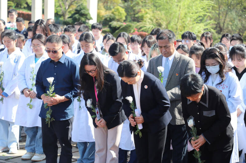 在红十字志愿者的引导下，参加活动的全体人员在纪念碑前向捐献者躹躬献花。