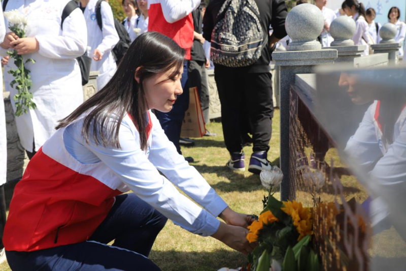 奉上一束束菊花，缅怀为人类生命健康作出贡献的遗体和人体器官捐献者。