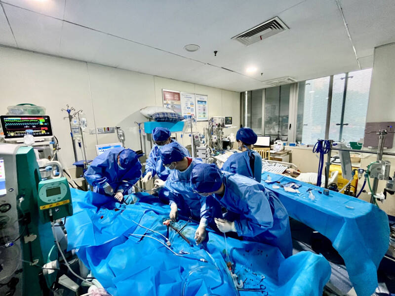湖南省人民医院急诊重症团队为患者紧急采取ECMO救治。均为长沙晚报通讯员 符倩 谢索 供图