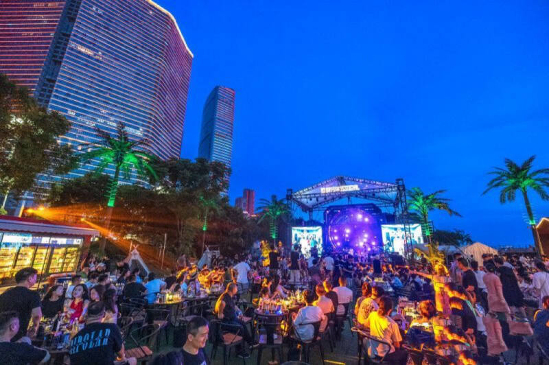 湘江边月球下，一场热辣的原创音乐节吸引了大量市民游客。长沙晚报全媒体记者 陈飞 摄