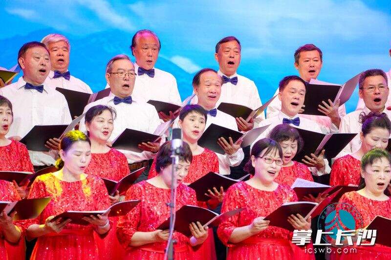 湖南师大附中红枫合唱团表演合唱。