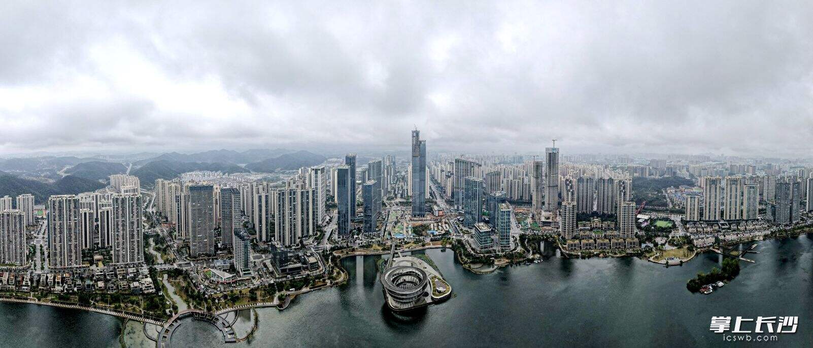 梅溪湖畔，中国第二座金茂大厦正在崛起，也是梅溪湖“超级中轴”的首发项目。湘江早报全媒体记者 范龙贵 摄