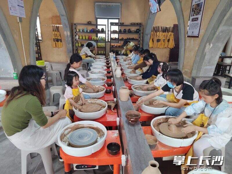游客参与陶艺制作。