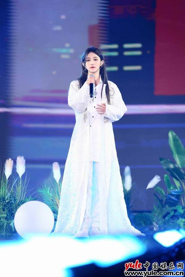 QQ音乐巅峰盛典圆满落幕 SNH48袁一琦荣获年度巅峰新锐女歌手奖