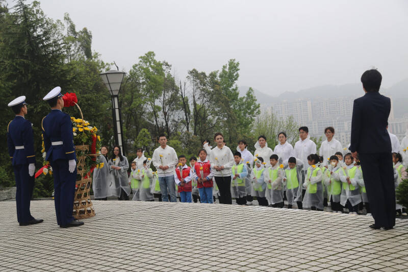学生代表纪念“韶山五杰”。均为主办方供图