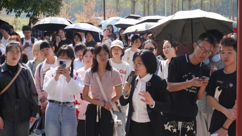 学院师生和当地代表400余人参观南轩文化园。受访方供图