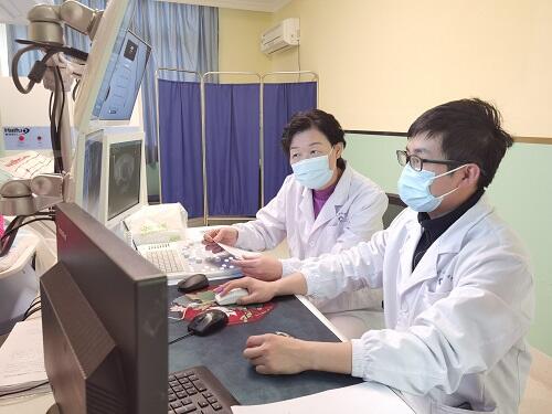妇科薛敏教授（左）术前参与并制定聚焦超声消融手术治疗方案。均为医院供图