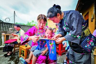 湘西州花垣县通过发展苗绣产业带动妇女返乡就业。图为村民就近接受苗绣技艺培训。资料图片