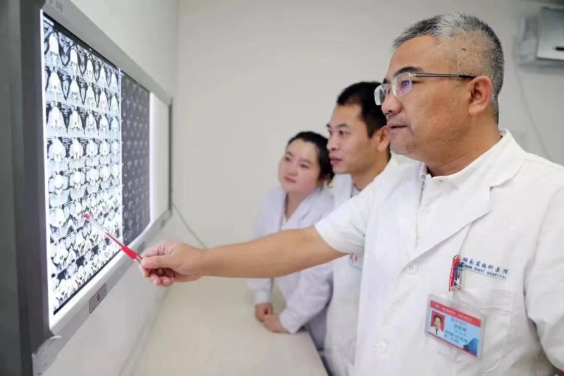 湖南省胸科医院医务人员在讨论患者病情。由医院供图