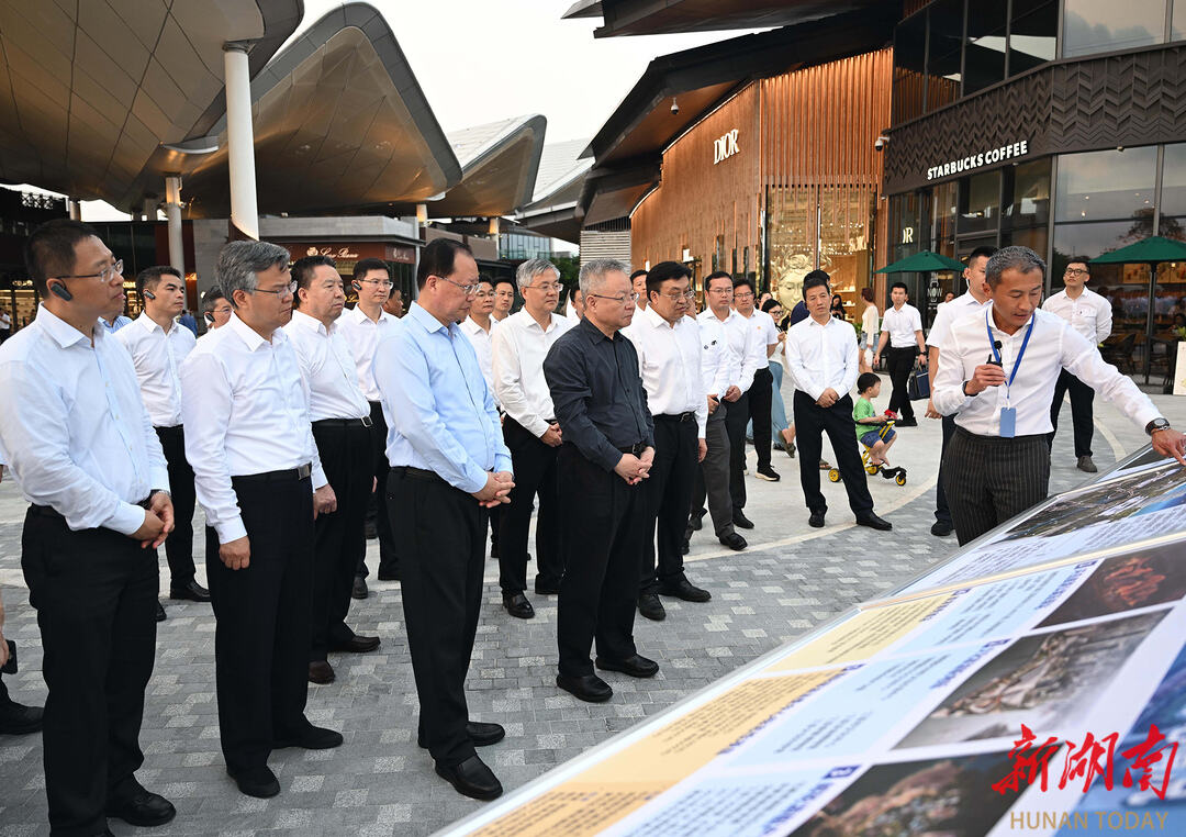 4月6日，湖南省党政代表团考察了三亚国际免税城。